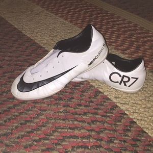 Indoor soccer shoes